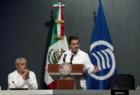 Pérez Molina aplaude mientras Peña Nieto habla durante el encuentro ayer en Mérida, Yucatán, donde firmaron un  convenio para un gasoducto.