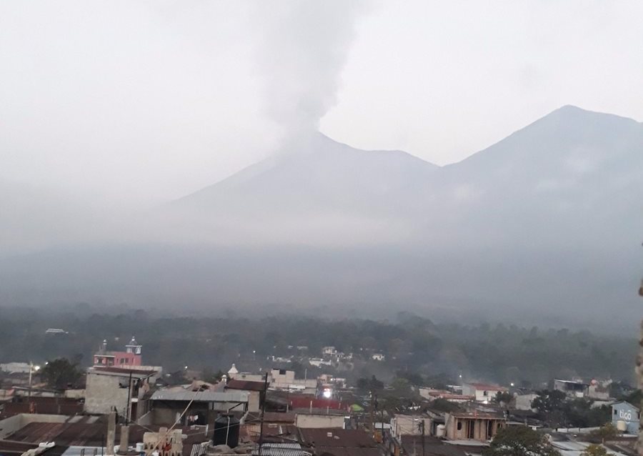 Desde el viernes se mantiene una columna visible de humo y ceniza. (Foto: @asgarjoro1212)