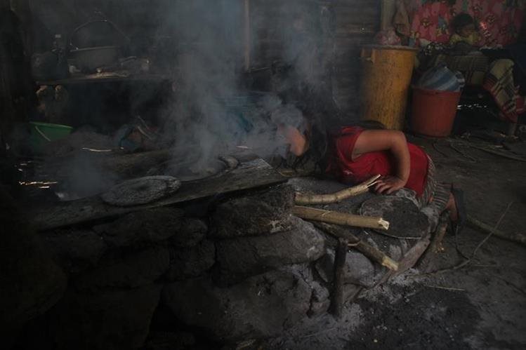 La leña se usa principalmente para cocción de alimentos y en algunas áreas del país para calefacción. (Foto, Prensa Libre: Hemeroteca PL).
