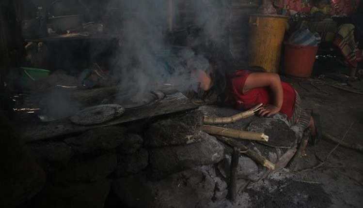 La leña se usa principalmente para cocción de alimentos y en algunas áreas del país para calefacción. (Foto, Prensa Libre: Hemeroteca PL).