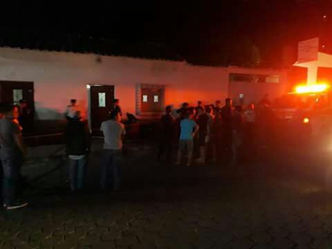 Vecinos se aglomeran frente al inmueble donde se registró el doble crimen, en Chiquimula. (Foto Prensa Libre: Cortesía PNC).