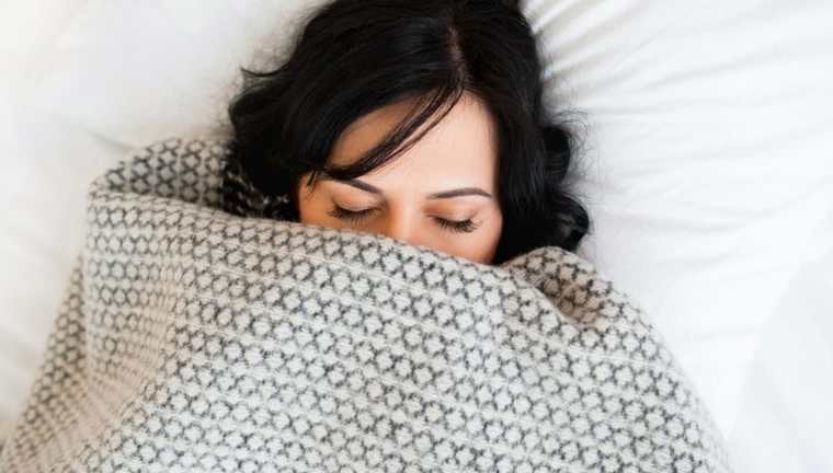 Las mujeres suelen ser más sensibles al frío. (Getty Images).