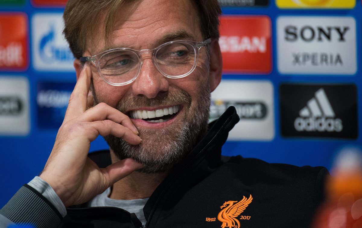 El técnico del Liverpool Jurgen Klopp, reacciona durante una rueda de prensa en el Anfield de Liverpool. (Foto Prensa Libre: EFE)