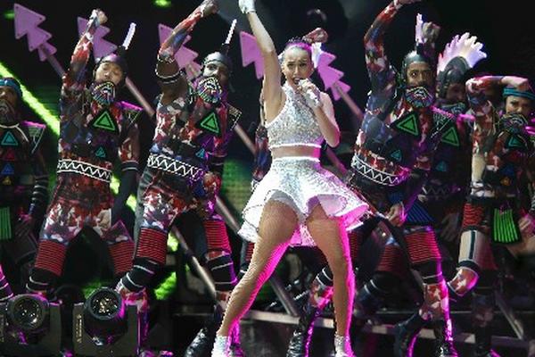 Mucha energía, baile, colores y luces caracterizaron el show de Katy Perry. (Foto Prensa Libre: EFE)