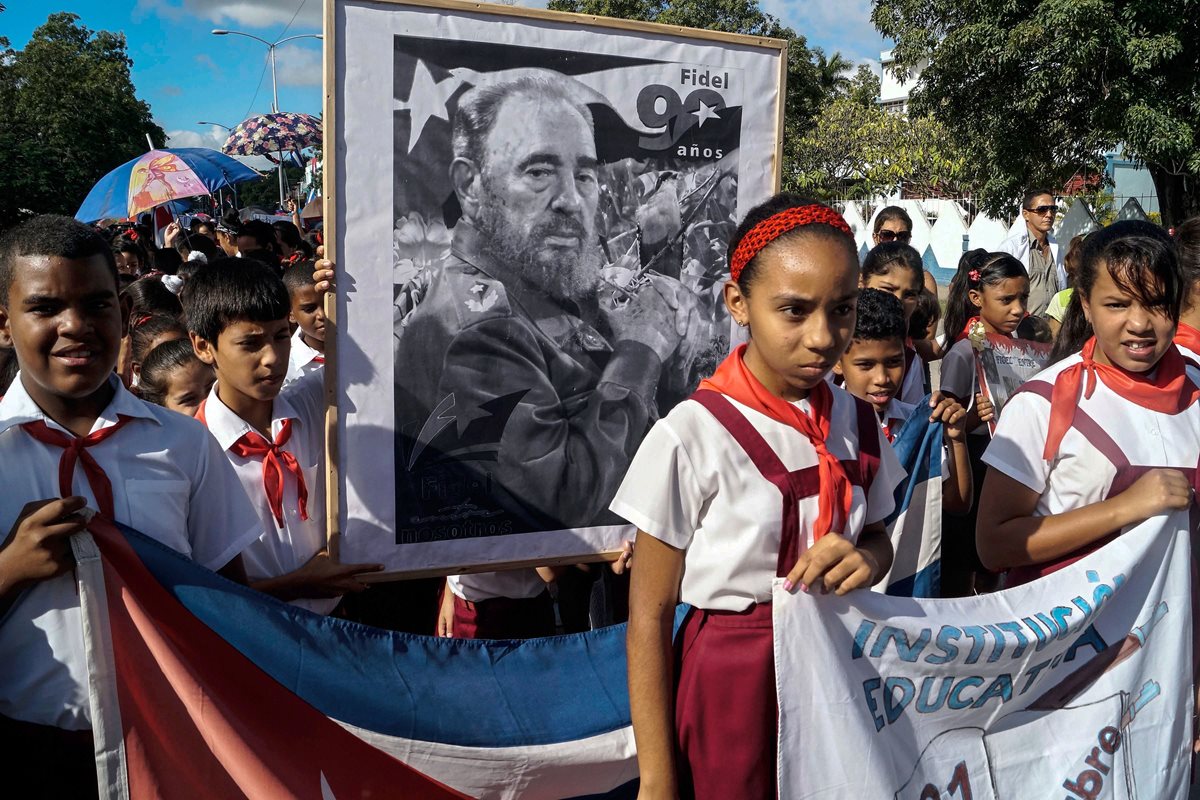 Un grupo de estudiantes camina hacia la Plaza de la Revolución para ofrecer homenaje al líder cubano. (Foto Prensa Libre: AFP)