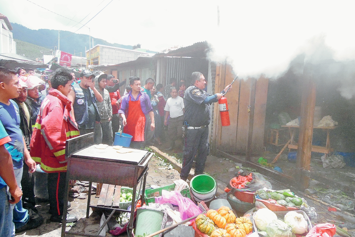 Rescatistas utilizaron extinguidores para controlar el fuego. (Foto Prensa Libre: José Rosales)