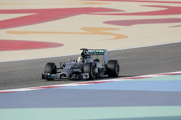 Lewis Hamilton, de Mercedes, fue el más rápido en los ensayos en Bahérin. (Foto Prensa Libre: AP)