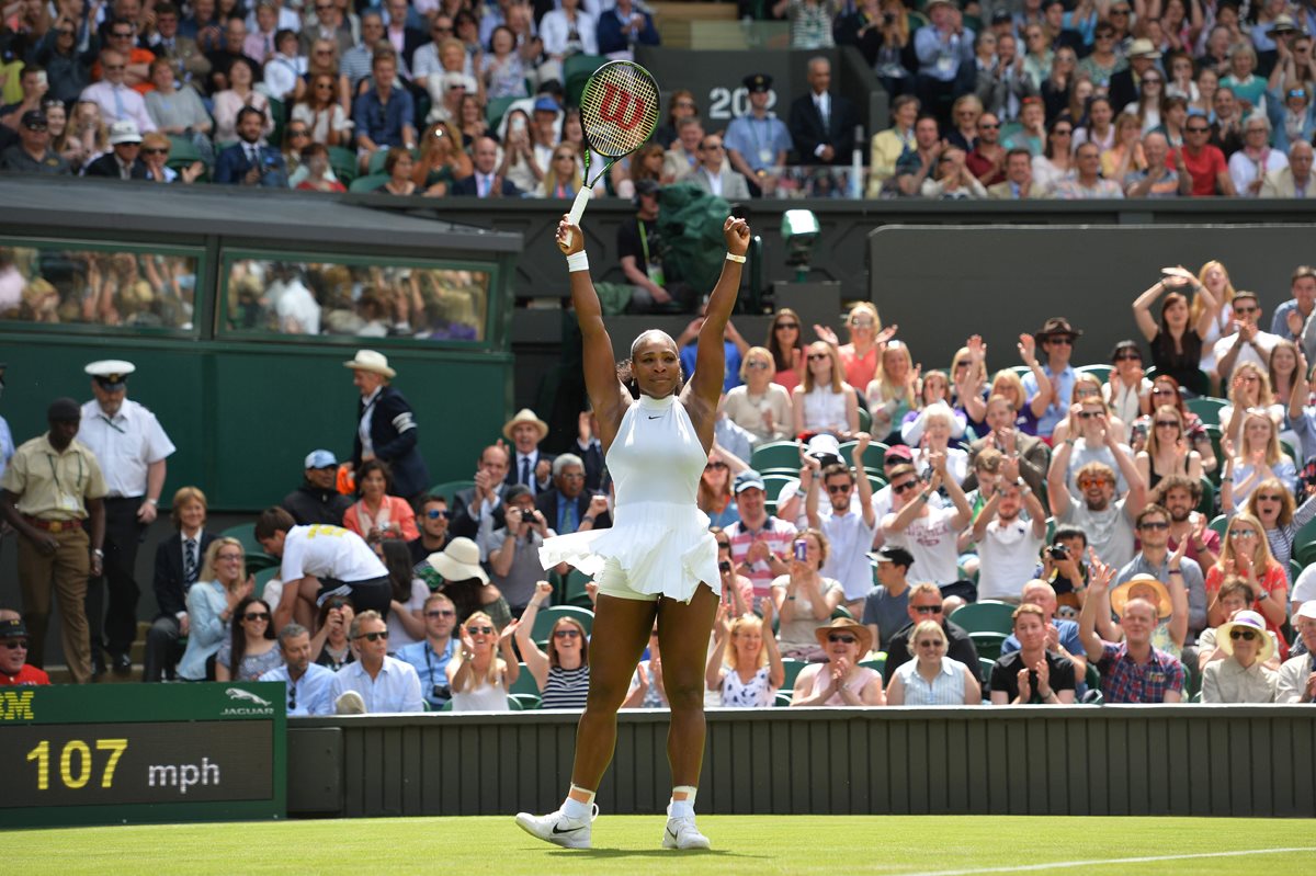 Serena es la gran figura de Wimbledon en la categoría femenina. (Foto Prensa Libre: AFP)