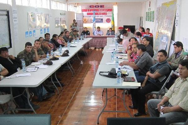 autoridades de Sololá participan en reunión en la que se presentó el  plan de seguridad.