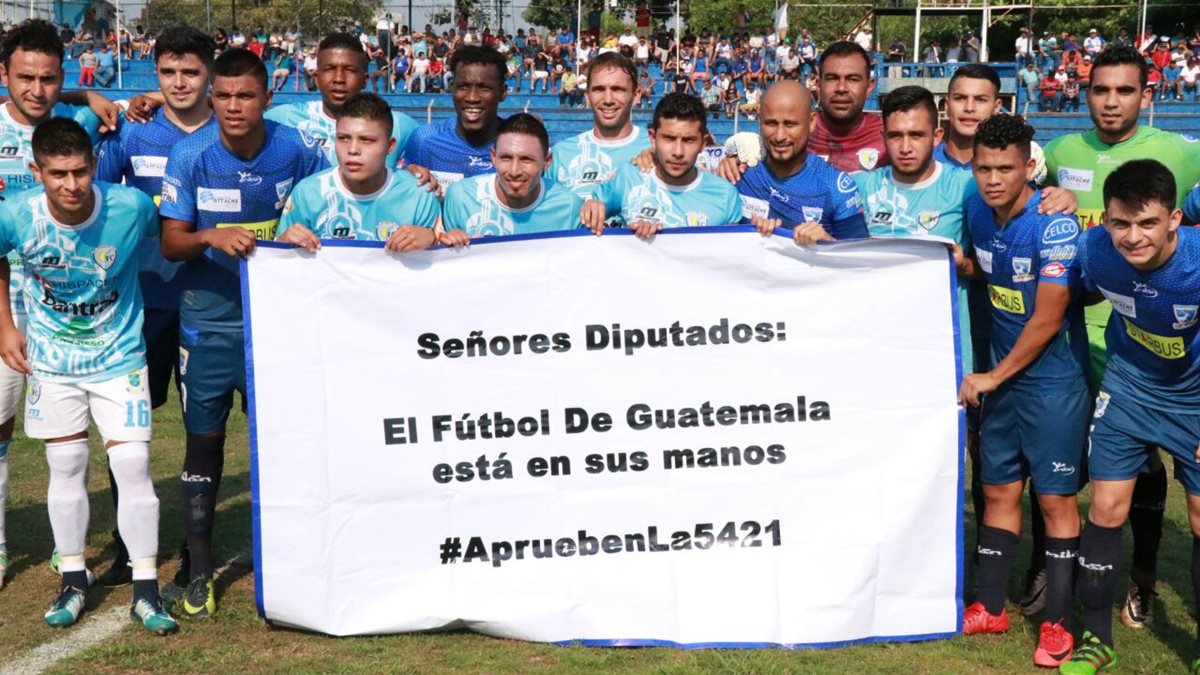 Los dos equipos posaron con la manta de solicitud a los diputados. (Foto Prensa Libre: Cristian Soto)