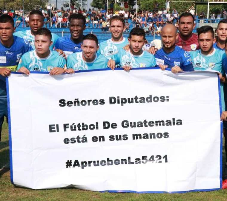 Los dos equipos posaron con la manta de solicitud a los diputados. (Foto Prensa Libre: Cristian Soto)