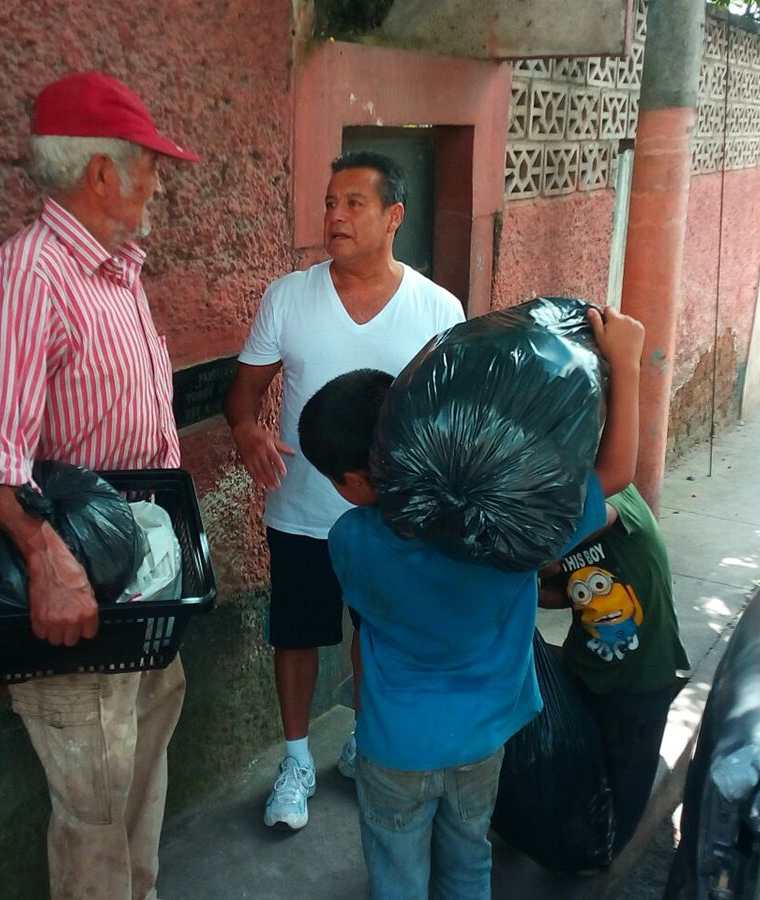 Ubaldo agradece por la ayuda recibida. (Foto Prensa Libre: Cortesía Glenda de Hernández).