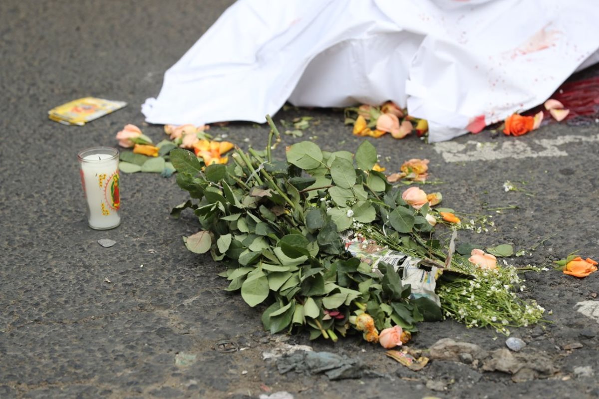 La mujer fue atropellada cuando regresaba del mercado de comprar rosas para ofrendarlas a la Virgen de Guadalupe. (Foto Prensa Libre: Érick Ávila)