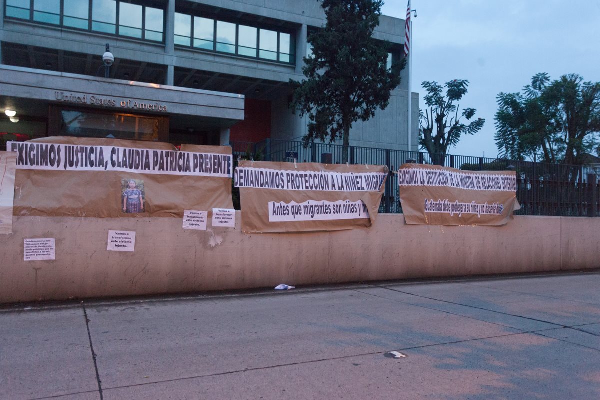 Varios carteles fueron colocados frente a la Embajada de EE. UU. como protesta a las medidas migratorias de Donald Trump. (Foto Prensa Libre: Juan Diego González)