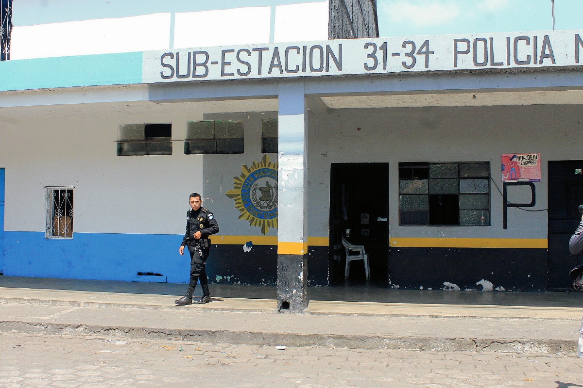 Personal de la subestación de la PNC en Masagua brindaron protección al joven afectado. (Foto Prensa Libre: Carlos Paredes)