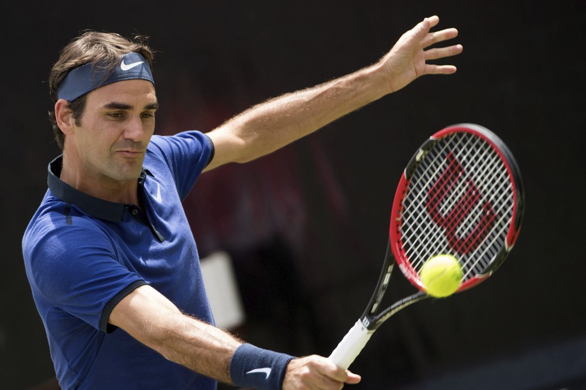 El suizo Roger Federer, en acción, en Alemania. (Foto Prensa Libre: EFE)