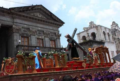Las imágenes pasaron frente a los emblemáticos monumentos de la ciudad altense. (Foto Prensa Libre: Ana Christina Chaclán)