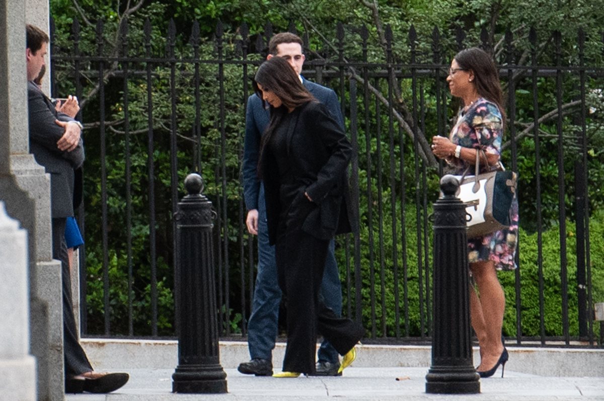 Kim Kardashian en el momento que ingresó a la Casa Blanca para reunirse con Donald Trump (Foto Prensa Libre: AFP).