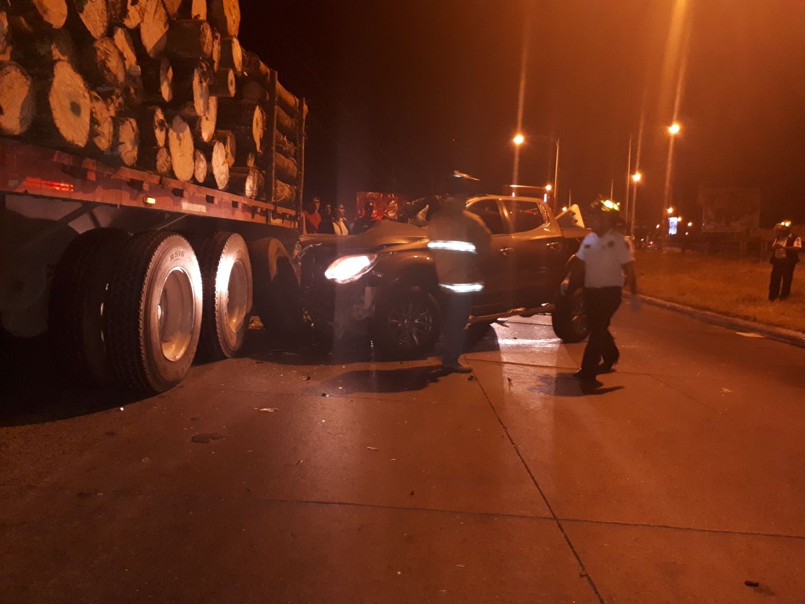 Un choque entre un tráiler y un picop cobró la vida de una persona. (Foto Prensa Libre: Marhnos)