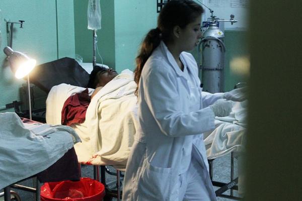 Los heridos fueron llevados al Hospital Regional de Quetzaltenango. (Foto Prensa Libre: Carlos Ventura)<br _mce_bogus="1"/>
