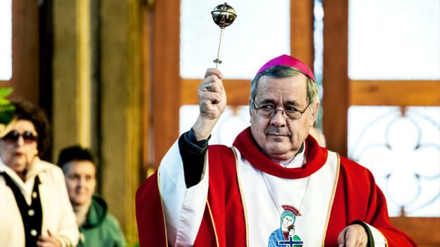 El obispo Juan Barros oficiando una misa en un Domingo de Ramos en marzo de 2018. (GETTY IMAGES)