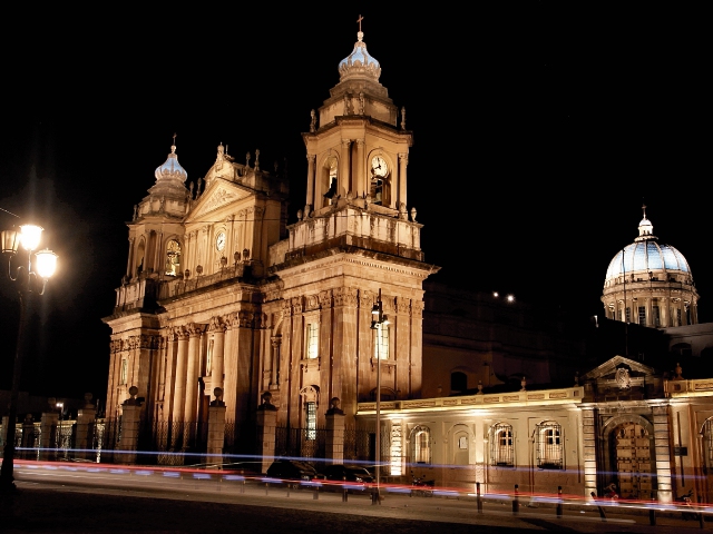 La Catedral Metropolitana tiene 203 años, se empezó a construir en 1782 y fue inaugurada en 1815. Ahora luce con nueva iluminación que resalta su arquitectura. (Foto, Prensa Libre Juan Diego González).