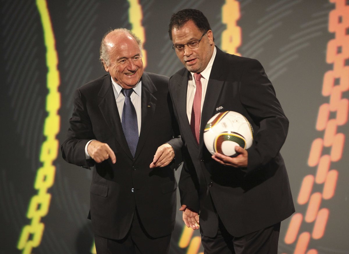 Sepp Blatter junto a Molefi Oliphant en la presentación del balón del Mundial de Sudáfrica Jabulani, en diciembre de 2009. (Foto Prensa Libre: AP)
