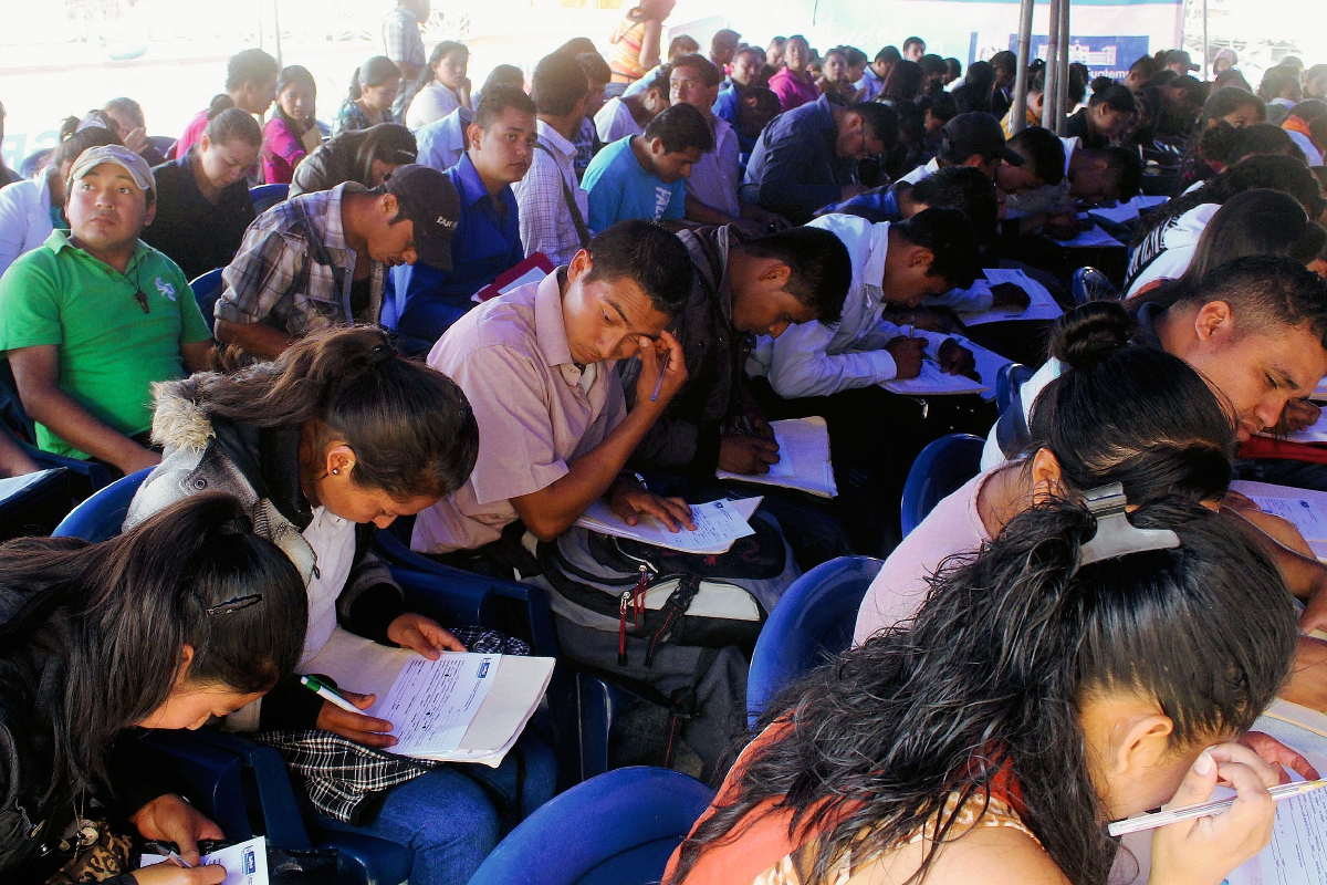 Decenas de  jóvenes llegaron a la feria del empleo, en Jalapa. (Foto Prensa Libre: Hugo Oliva)