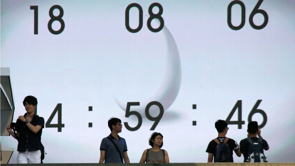 El gobierno de Japón quiere que los empleados no se preocupen por lo que dice el reloj un lunes al mes. REUTERS