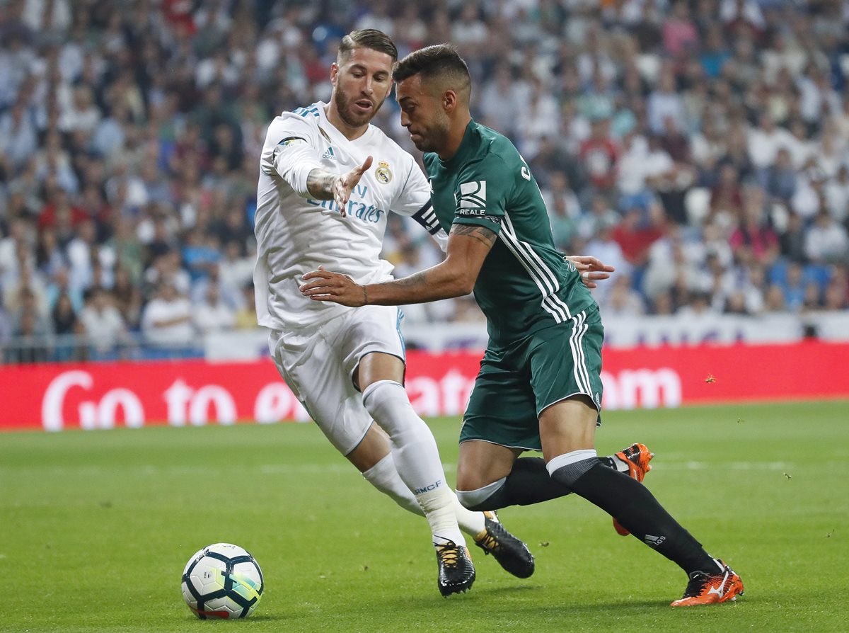 Sergio Ramos intenta evitar el avance del centrocampista del Betis, Camarasa.