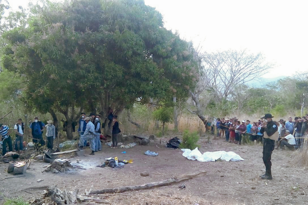 Los cuatro  hombres fueron asesinados con machete y armas de fuego. (Foto Prensa Libre: Óscar González)