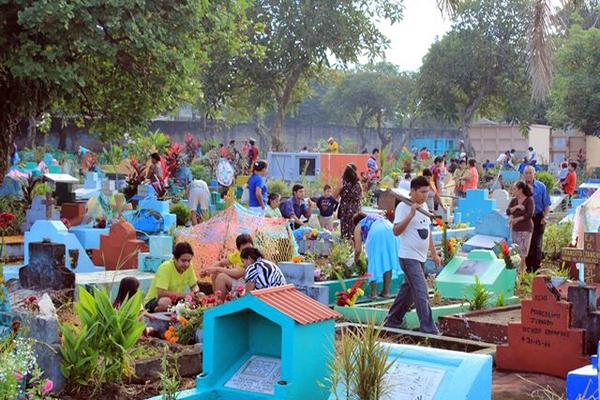Decenas de pobladores visitan las tumbas de sus seres queridos en el cementerio general de Retalhuleu. (Foto Prensa Libre: Rolando Miranda)<br _mce_bogus="1"/>