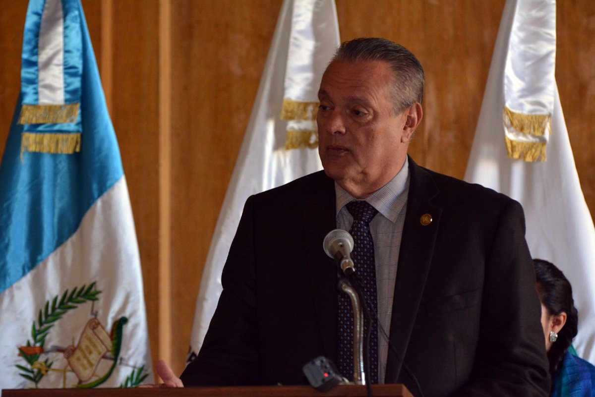 Carlos Soto, ministro de Salud, denunció una red ilegal. (Foto Prensa Libre: Ministerio de Salud)