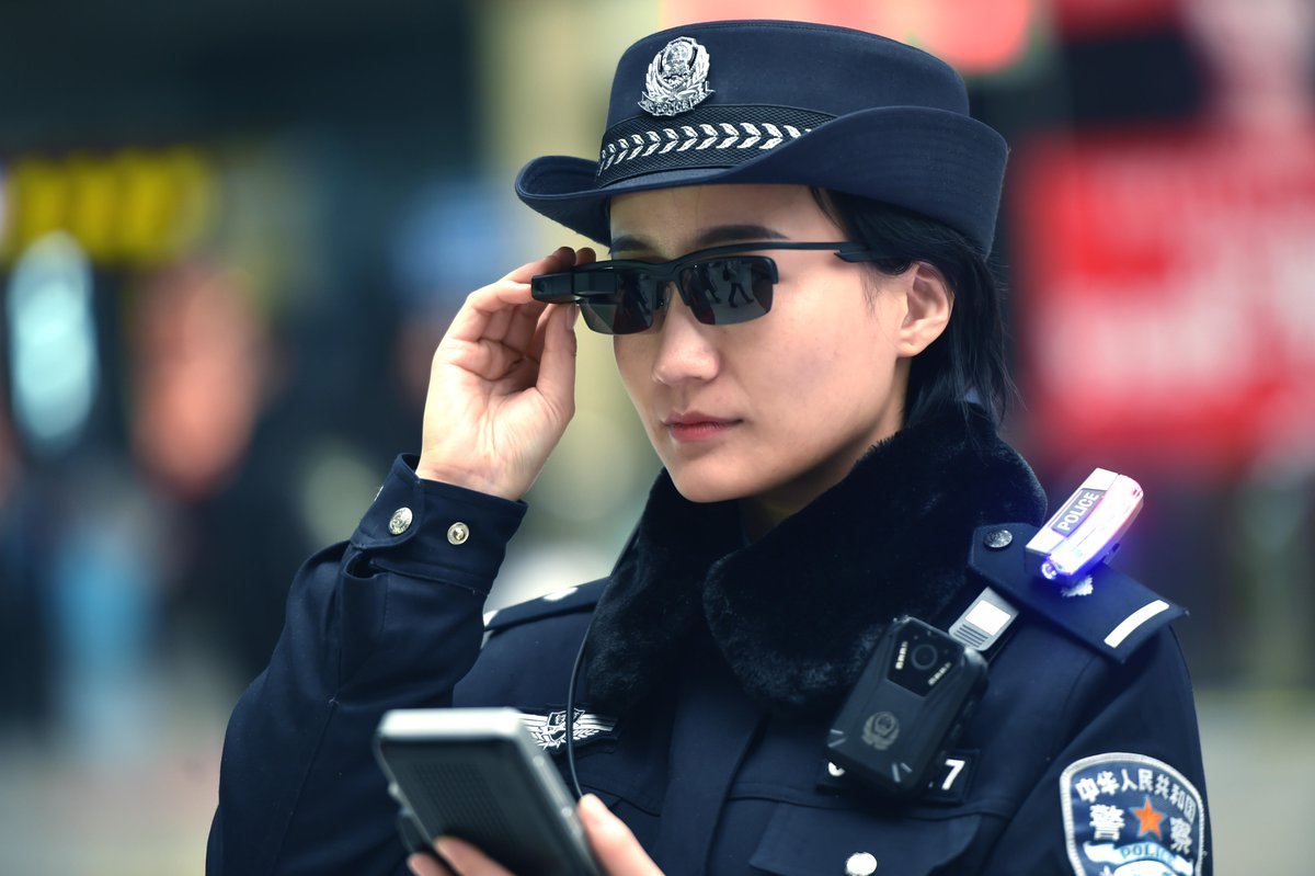 Una agente policial de Zhengzhou, Henan, China, utiliza el sistema de reconocimiento facial con el que se identifica a miles de personas con solo tomar una imagen. (Foto Prensa Libre: AFP)