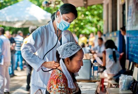 Revisan a pacientes salvadoreños para detectar la enfermedad Chikungunya que ya afectó a más de 1 mil personas en esa nación. (Foto Prensa Libre: AFP)