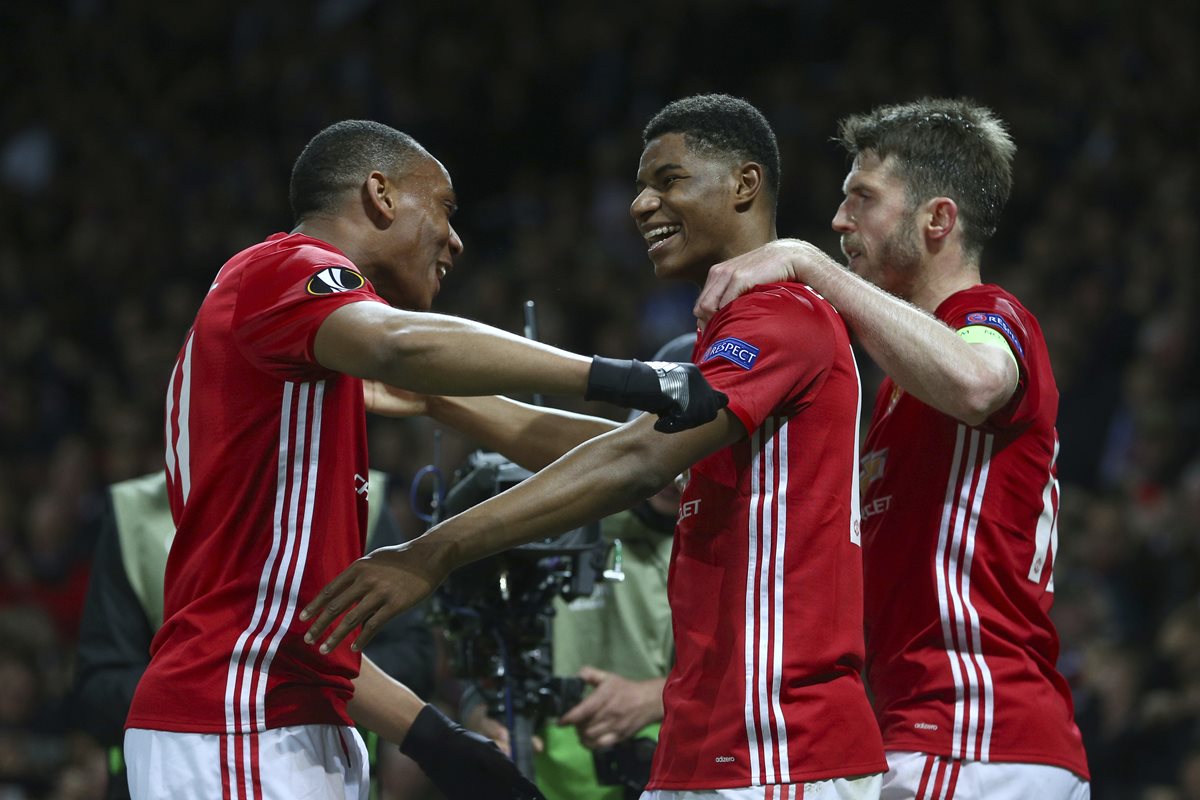 Marcus Rashford festeja con sus compañeros del Manchester United. (Foto Prensa Libre: AP)