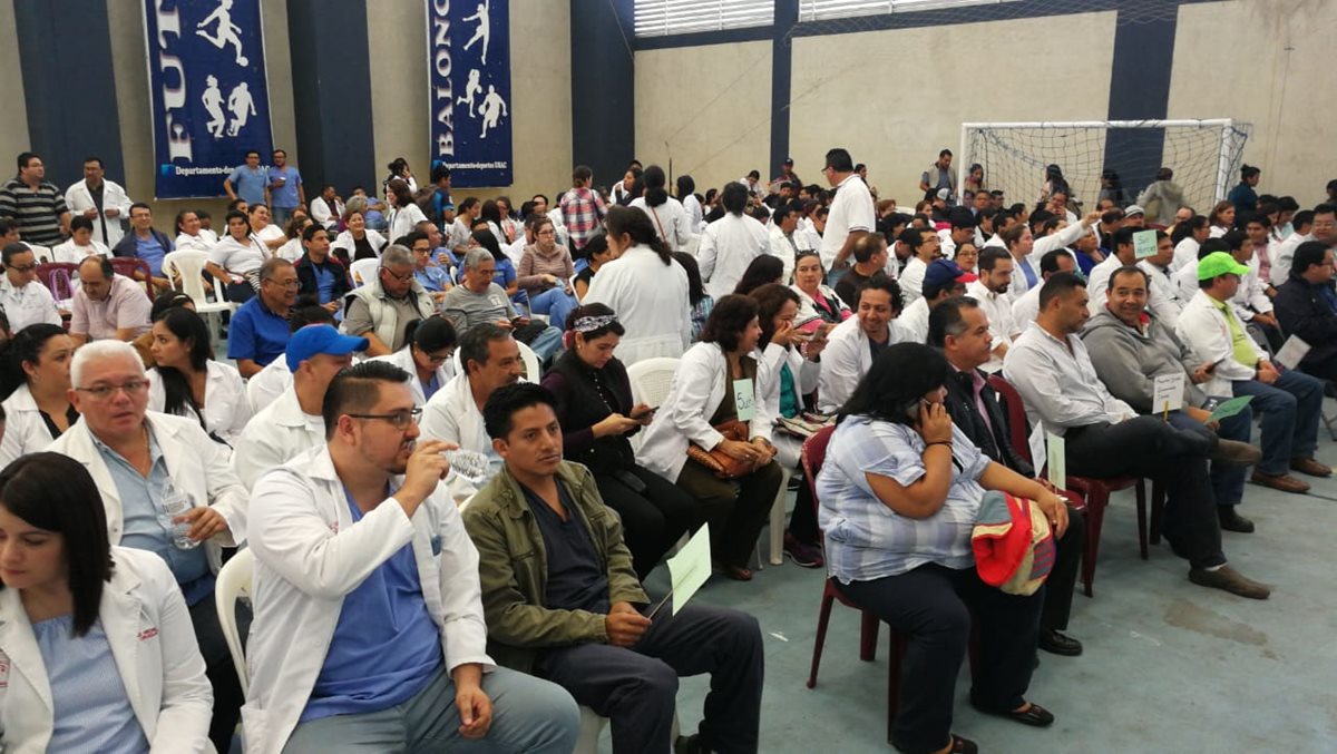 Médicos se reúnen en la Usac para unificar criterios para conseguir mejoras salariales. (Foto Prensa Libre: Érick Ávila)