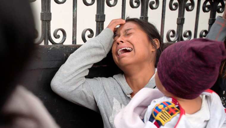 La muerte 34 niñas en el Hogar Seguro desata críticas contra las instituciones a cargo y el Gobierno. (Foto Prensa Libre: AP)