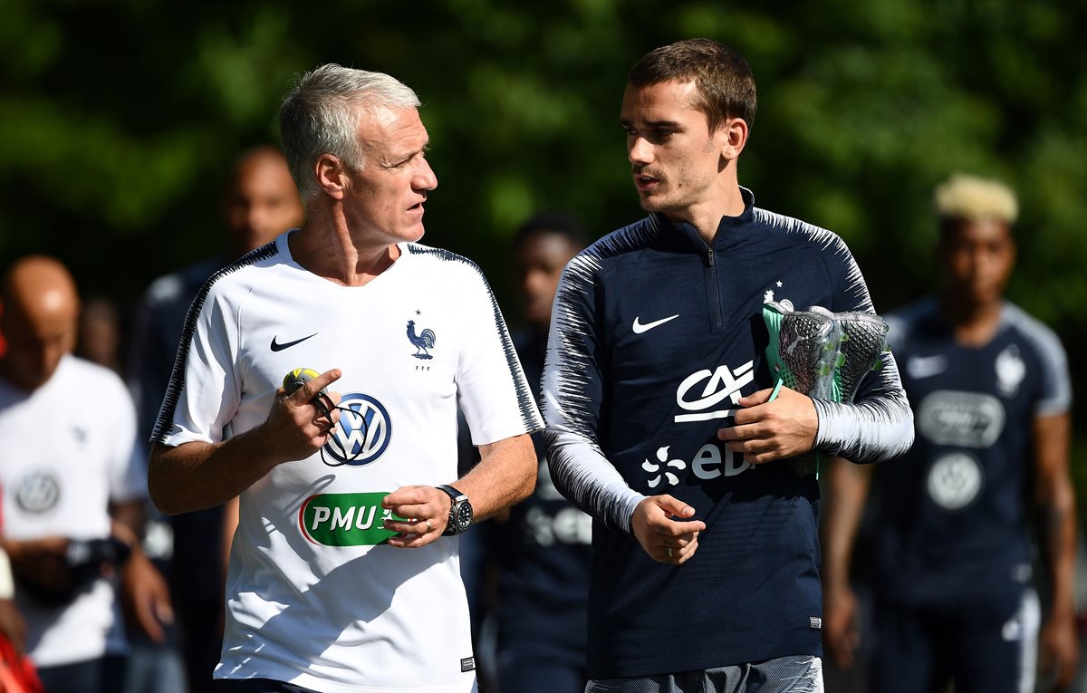 Didier Deschamps junto a Antoine Griezmann durante un entrenamiento de la Selección de Francia. (Foto Prensa Libre: AFP)