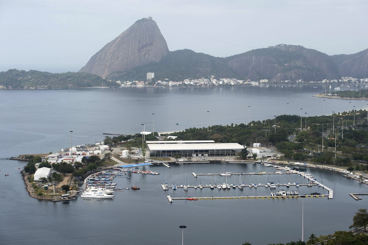 Vista general de la Marina Da Gloria (delante) y del Pan de Azúcar (c, al fondo), el escenario de las competiciones de vela de los Juegos Olímpicos de Río 2016. (Foto Prensa Libre: EFE)