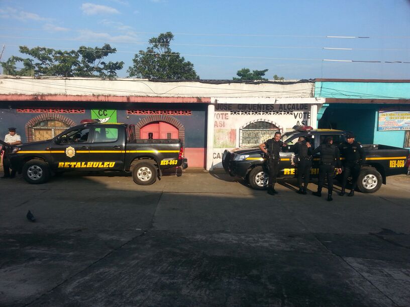 Agentes de la PNC resguardan inmuebles allanados en Nuevo San Carlos, Retalhuleu. (Foto Prensa Libre: Rolando Miranda)