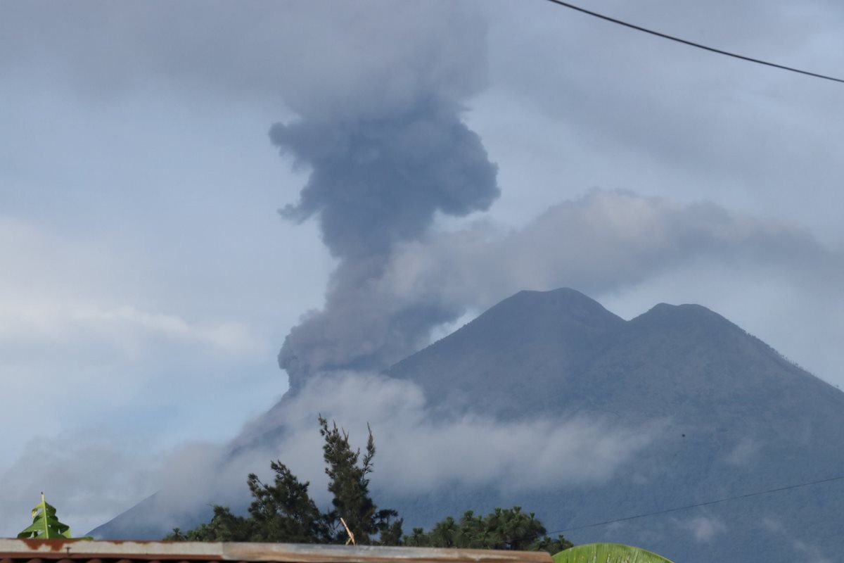 Ceniza del Volcán de Fuego ha alcanzado poblados en Chimaltenango y Sacatepéquez. (Foto Prensa Libre: Víctor Chamalé)