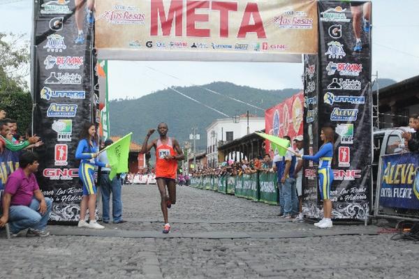 Elisha Korir Chumo celebra al ingresar en solitario a la meta ubicada en el parque central de Antigua Guatemala. (Foto Prensa Libre: Miguel López)