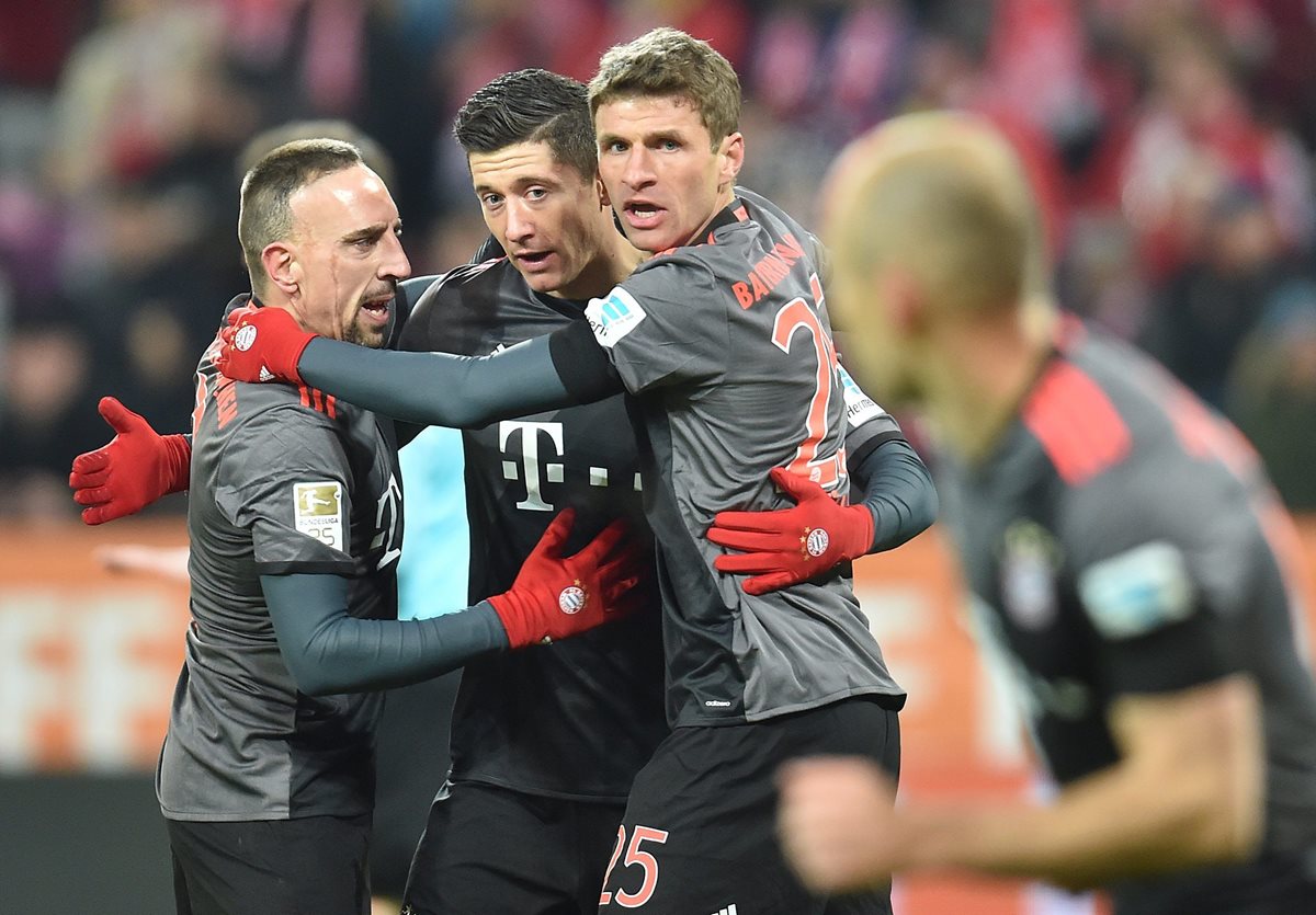 Así festejaron los jugadores del Bayern durante el partido. (Foto Prensa Libre: EFE)