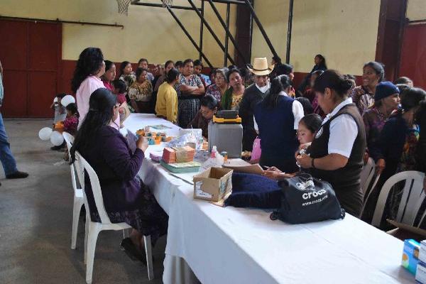 Vecinas de   Tecpán Guatemala esperan   ser atendidas para someterse a  exámenes  médicos gratuitos.