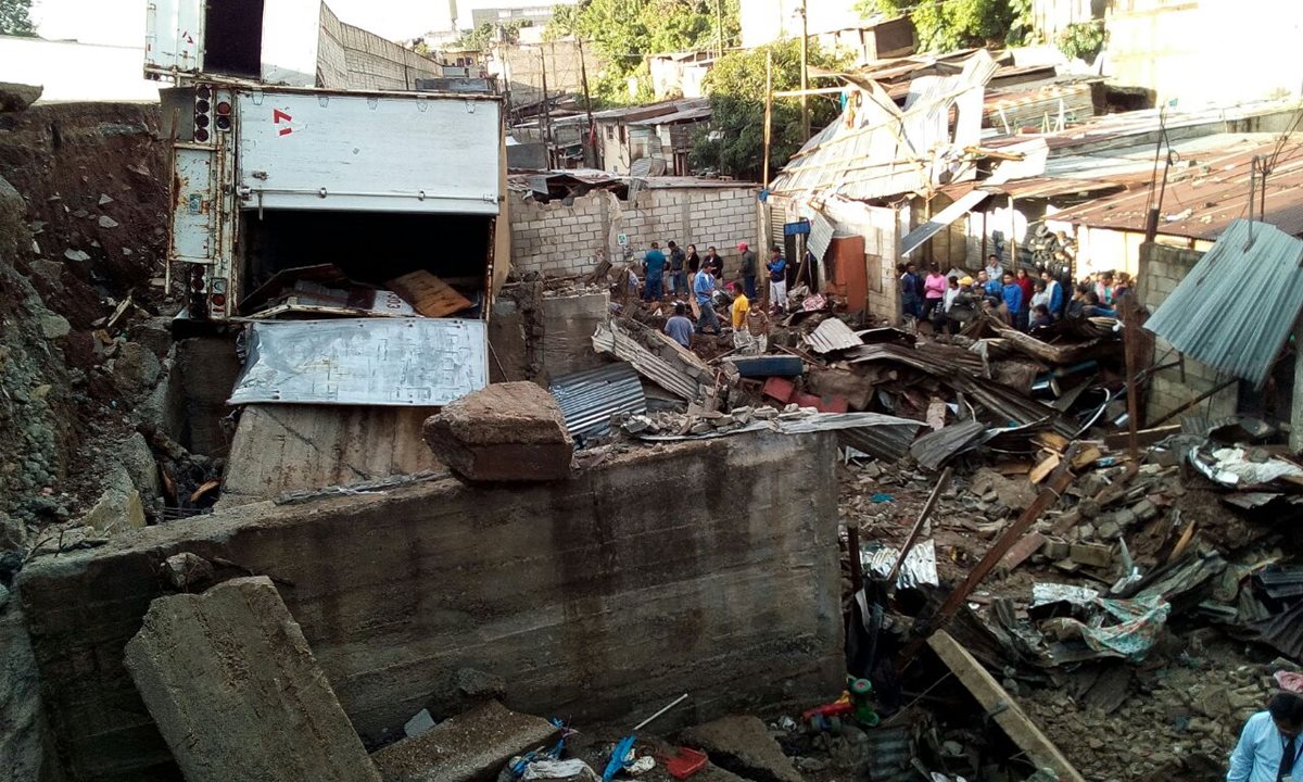 Varias viviendas siguen en riesgo por lo inestable del muro y la amenaza de lluvia en el área. (Foto Prensa Libre: Érick Ávila)