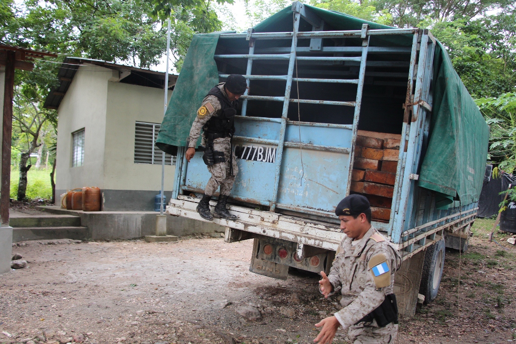 Camión en el que era transportada la madera en Dolores, Petén. (Foto Prensa Libre: Walfredo Obando)
