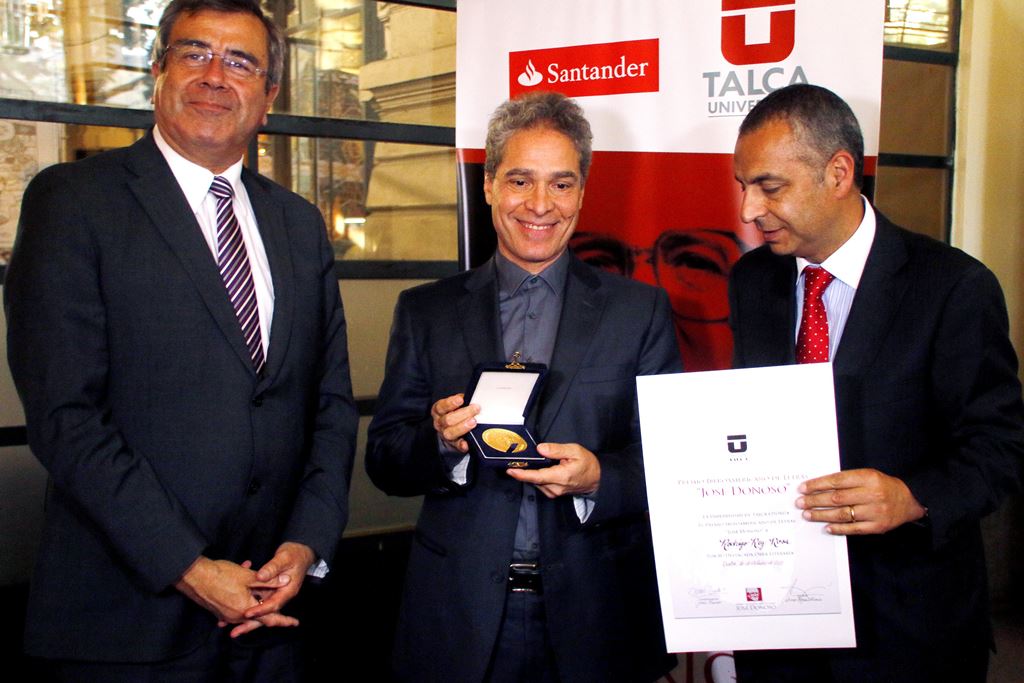 El escritor guatemalteco Rodrigo Rey Rosa recibió en Chile el Premio Iberoamericano de Letras José Donoso. (Foto Prensa Libre: EFE)