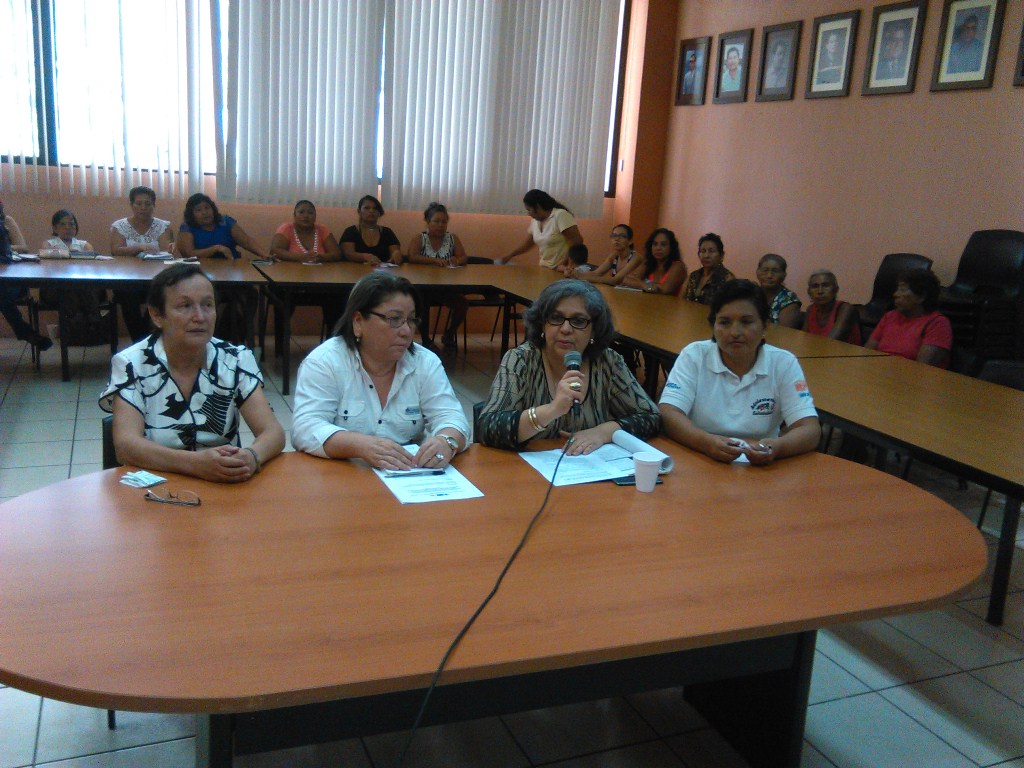 Organizadoras informan de actividades que efectuarán en beneficio de las mujeres de Zacapa. (Foto Prensa Libre: Edwin Paxtor)