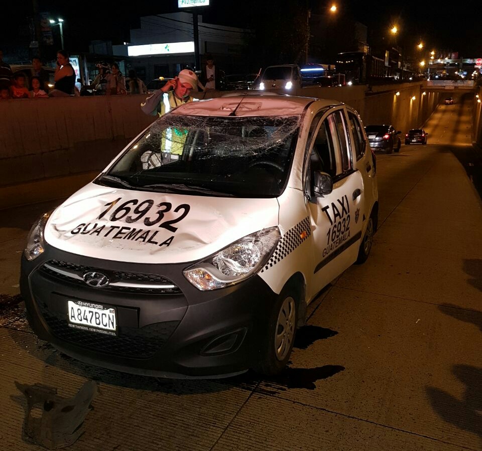 Conductor de taxi en aparente estado de ebriedad volcó vehículo en paso a desnivel en la Calle Martí Zona 6. (Foto Prensa Libre: Cortesía CBV)